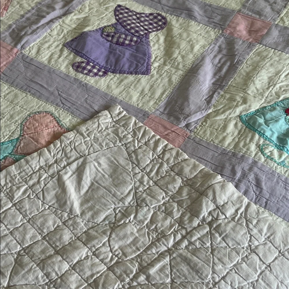 VINTAGE/ANTIQUE Handmade Quilt SUNBONNET SUE Pastel Hues Cotton Cottage Shabby